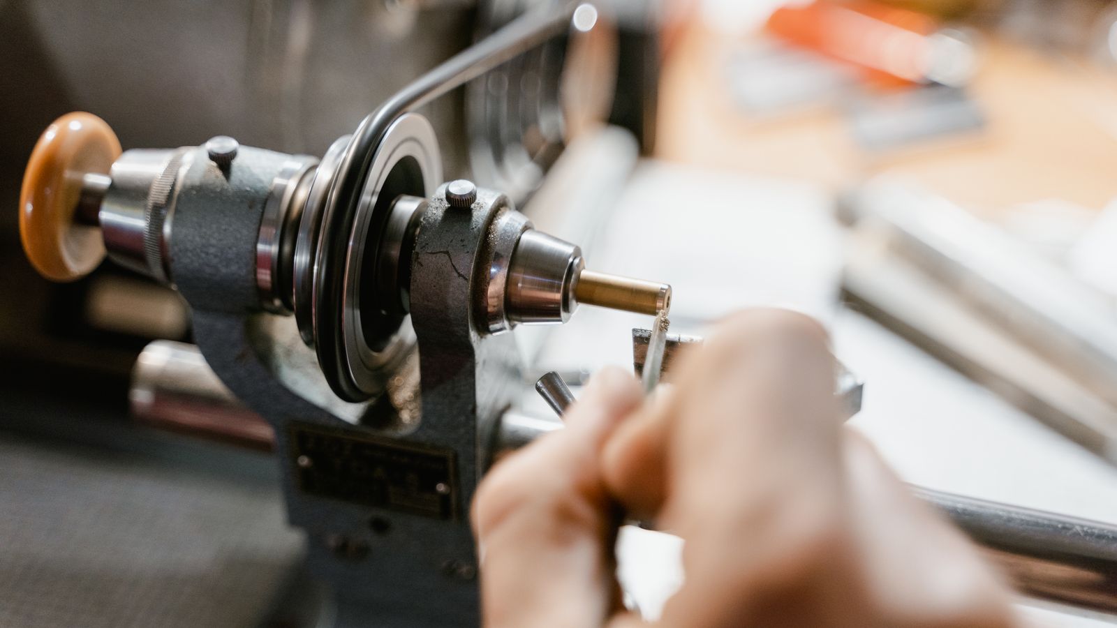 Artisan au travail dans son atelier