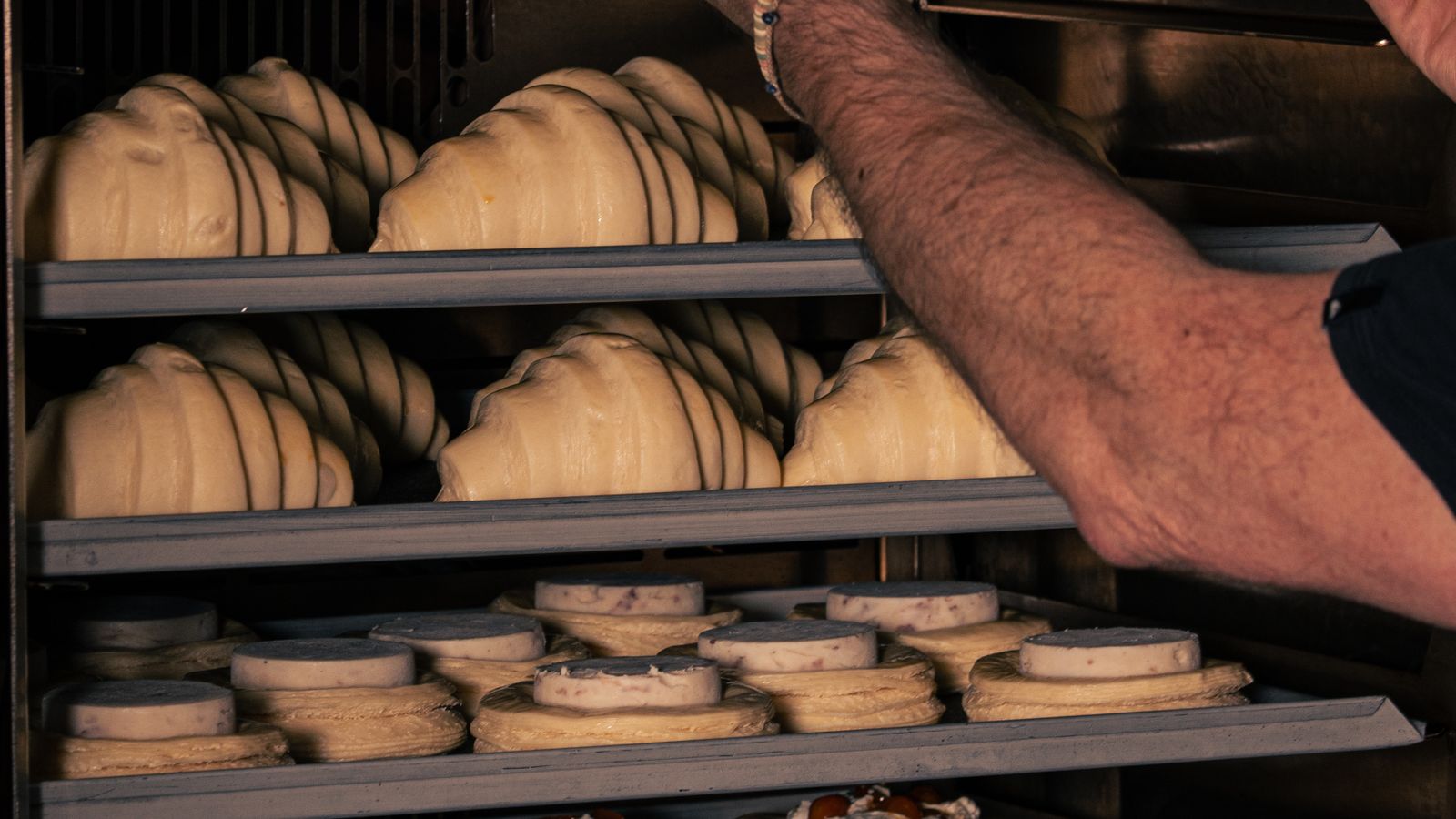 Boulanger sortant des pains du four