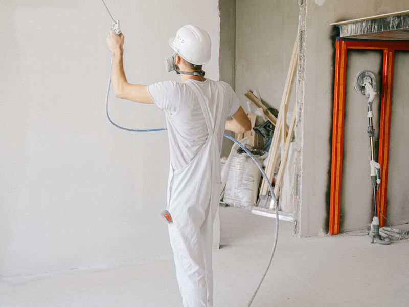 Artisans travaillant ensemble sur un chantier
