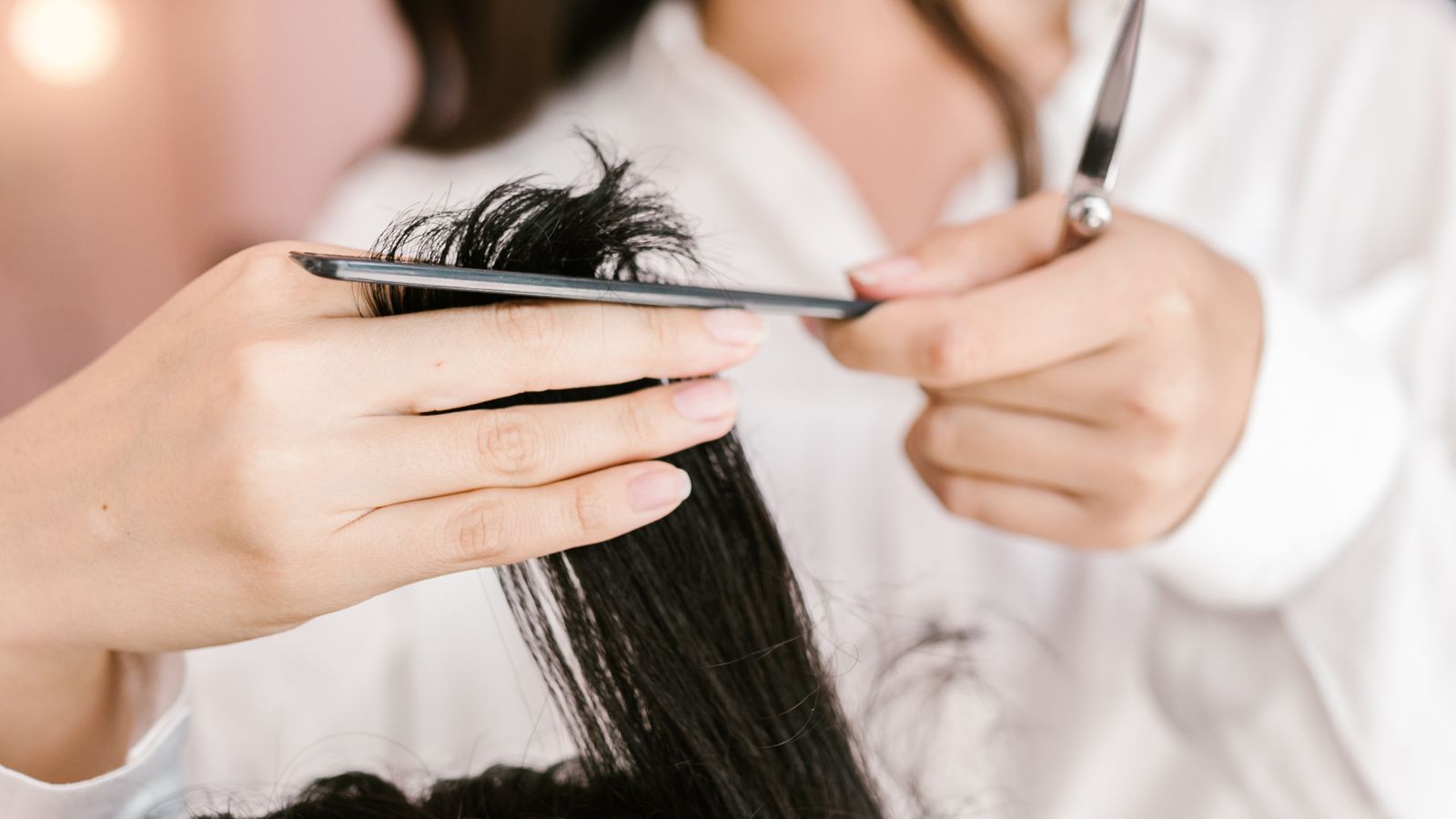 Coiffeur en plein travail dans son salon