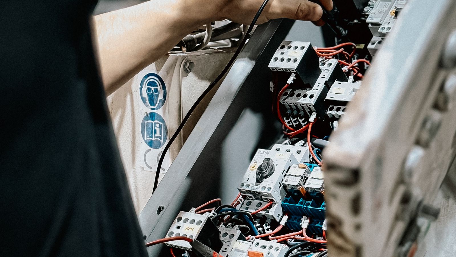 Électricien travaillant sur un tableau électrique
